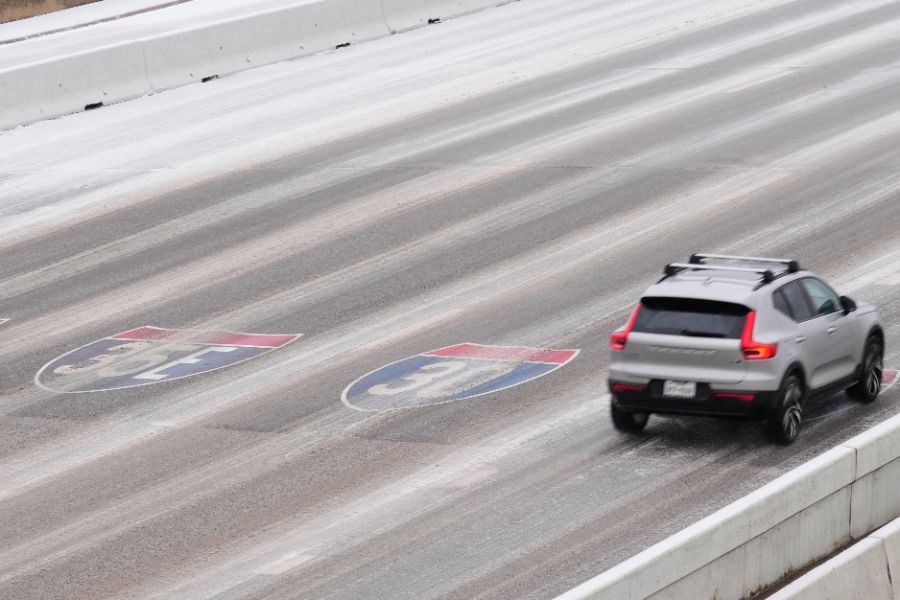 <p>Над 11 400 полета бяха отменени в неделя в Съединените щати, след като мощна зимна буря обхвана голяма част от страната и причини сериозни смущения във въздушния транспорт, съобщи Асошейтед Прес, позовавайки се на данни на уебсайта за проследяване на въздушния трафик &bdquo;ФлайтАуеър&ldquo; (FlightAware).</p>