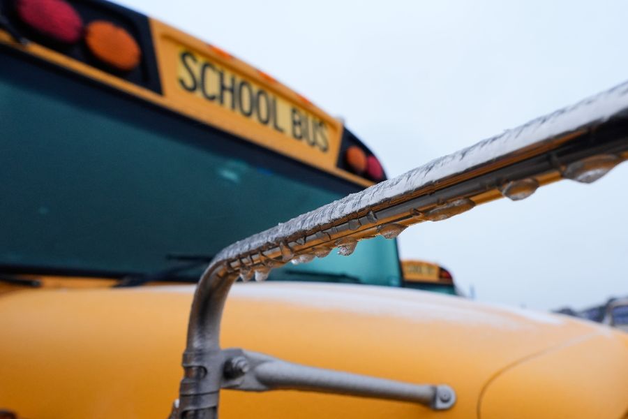 <p>Над 11 400 полета бяха отменени в неделя в Съединените щати, след като мощна зимна буря обхвана голяма част от страната и причини сериозни смущения във въздушния транспорт, съобщи Асошейтед Прес, позовавайки се на данни на уебсайта за проследяване на въздушния трафик &bdquo;ФлайтАуеър&ldquo; (FlightAware).</p>