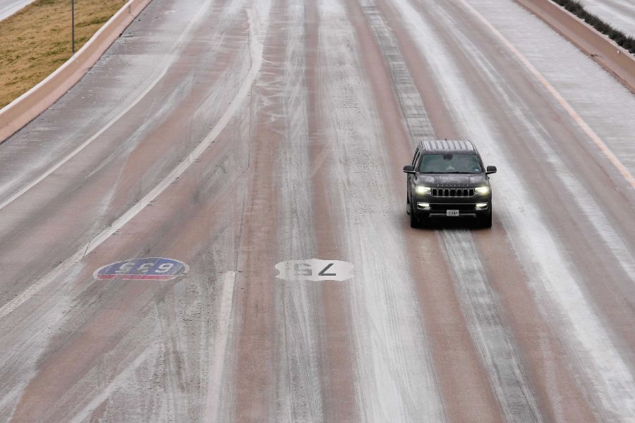 <p>Над 11 400 полета бяха отменени в неделя в Съединените щати, след като мощна зимна буря обхвана голяма част от страната и причини сериозни смущения във въздушния транспорт, съобщи Асошейтед Прес, позовавайки се на данни на уебсайта за проследяване на въздушния трафик &bdquo;ФлайтАуеър&ldquo; (FlightAware).</p>