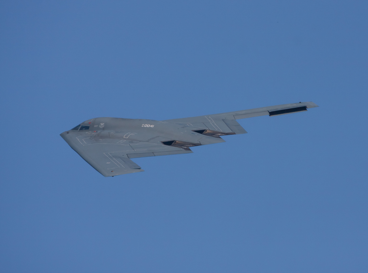 Мистерия над Зона 51: Заснеха триъгълен самолет и прихванаха странни кодове за „чесън и бира”