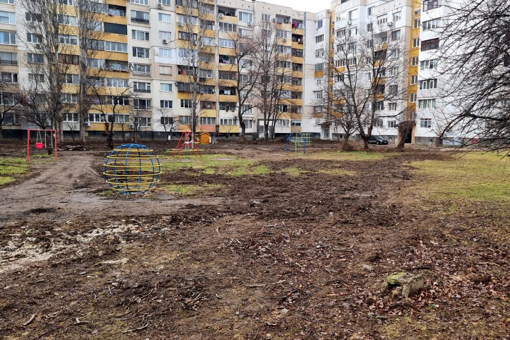 <p>Междублокови пространства в "Дружба 2" са в трагичен вид, няколко месеца след края на ремонт на "Топлофикация София". Това заявиха общински съветници от групата на "Продължаваме Промяната-Демократична България" в Столичния общински съвет Бойко Димитров, Грети Стефанова и Марта Георгиева, които провериха на място възстановителните дейности на разкопана детска площадка след ремонта на топлофикационното дружество.</p>