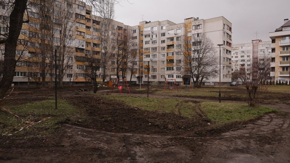 <p>Междублокови пространства в "Дружба 2" са в трагичен вид, няколко месеца след края на ремонт на "Топлофикация София". Това заявиха общински съветници от групата на "Продължаваме Промяната-Демократична България" в Столичния общински съвет Бойко Димитров, Грети Стефанова и Марта Георгиева, които провериха на място възстановителните дейности на разкопана детска площадка след ремонта на топлофикационното дружество.</p>