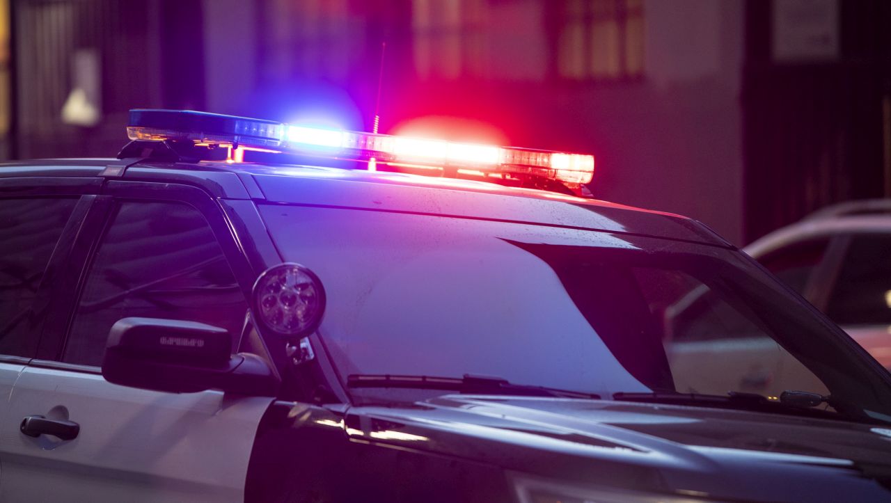 Мъж остави мъртва жена в болница и си тръгна - полицията го издирва