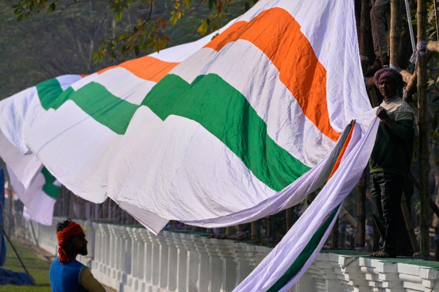 <p>Индия отбеляза своя 77-и Ден на републиката с грандиозна демонстрация на военната си мощ по централния делхийски булевард &bdquo;Картавя Патх", включваща ракети, новосформирани подразделения, елитни части и различни оръжейни системи местно производство, използвани по време на операция &bdquo;Шиндур&ldquo;, предаде индийската новинарска агенция ПТИ.</p>