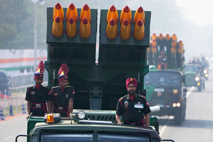 <p>Индия отбеляза своя 77-и Ден на републиката с грандиозна демонстрация на военната си мощ по централния делхийски булевард &bdquo;Картавя Патх", включваща ракети, новосформирани подразделения, елитни части и различни оръжейни системи местно производство, използвани по време на операция &bdquo;Шиндур&ldquo;, предаде индийската новинарска агенция ПТИ.</p>