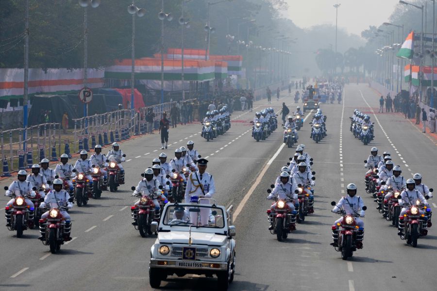 <p>Индия отбеляза своя 77-и Ден на републиката с грандиозна демонстрация на военната си мощ по централния делхийски булевард &bdquo;Картавя Патх", включваща ракети, новосформирани подразделения, елитни части и различни оръжейни системи местно производство, използвани по време на операция &bdquo;Шиндур&ldquo;, предаде индийската новинарска агенция ПТИ.</p>