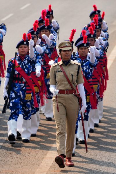 <p>Индия отбеляза своя 77-и Ден на републиката с грандиозна демонстрация на военната си мощ по централния делхийски булевард &bdquo;Картавя Патх", включваща ракети, новосформирани подразделения, елитни части и различни оръжейни системи местно производство, използвани по време на операция &bdquo;Шиндур&ldquo;, предаде индийската новинарска агенция ПТИ.</p>