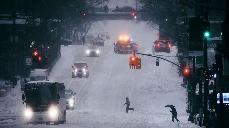 Зимна буря парализира САЩ: 30 жертви, стотици хиляди без ток