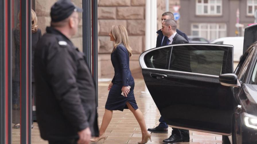 <p>Старт на консултациите за служебен кабинет: Рая Назарян&nbsp;пристигна на &bdquo;Дондуков&ldquo; 2</p>