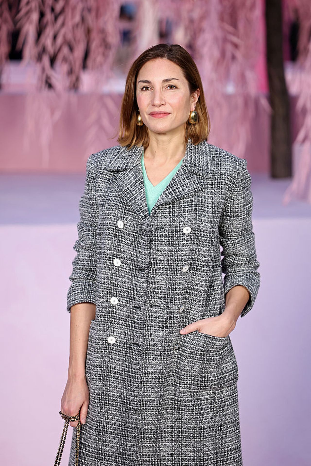 <p>Одри Диуан<br />
<br />
Парижката седмица на модата представи най-новите писъци на котюр облеклото - от ефирни и рокли на подиума до ...модни катастрофи сред звездните гости. Най-известните избраха визии по-подходящи за ходене до магазина, пух, пера, и крещящи комбинации.</p>