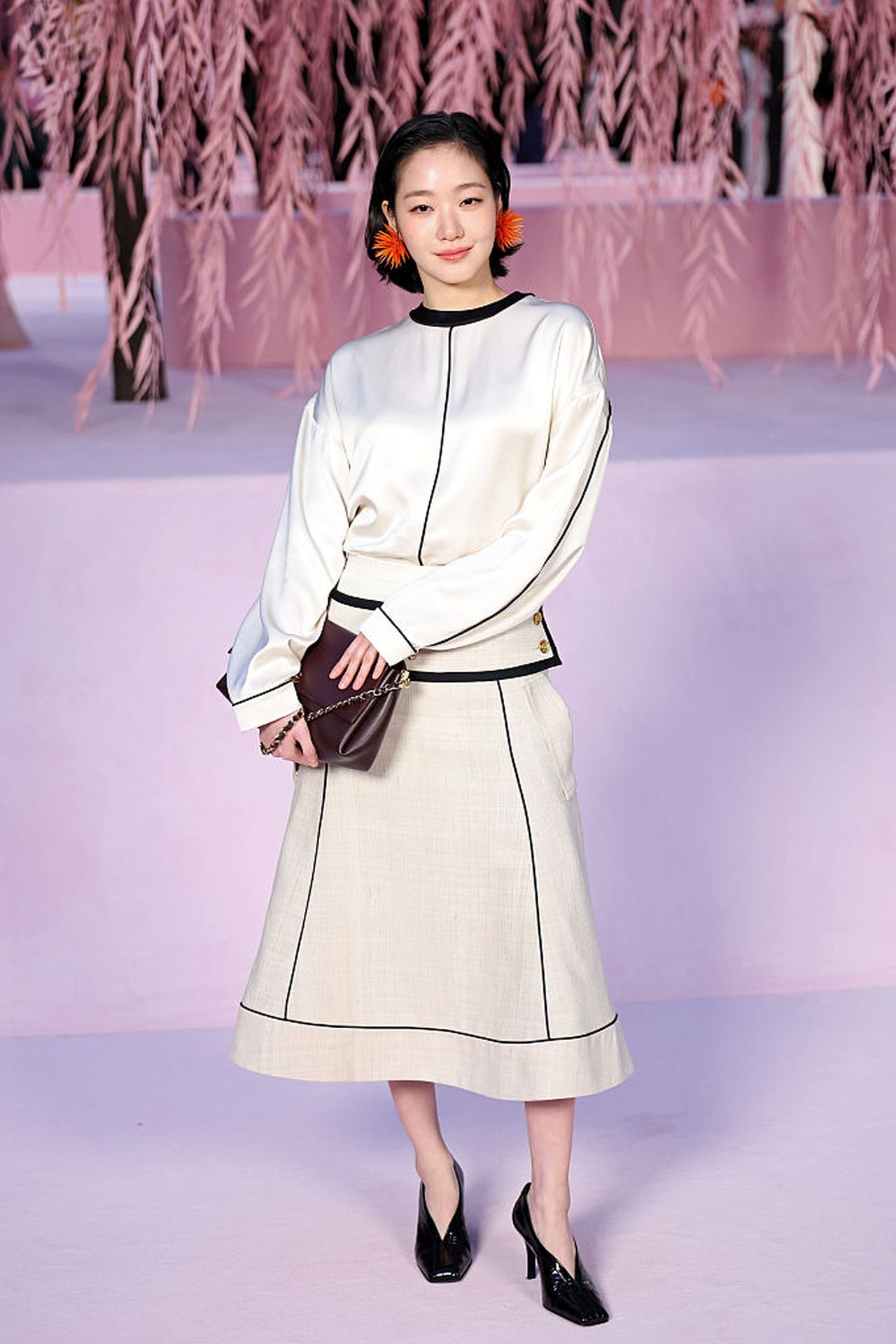 <p>Ким Го-юн<br />
<br />
Парижката седмица на модата представи най-новите писъци на котюр облеклото - от ефирни и рокли на подиума до ...модни катастрофи сред звездните гости. Най-известните избраха визии по-подходящи за ходене до магазина, пух, пера, и крещящи комбинации.</p>