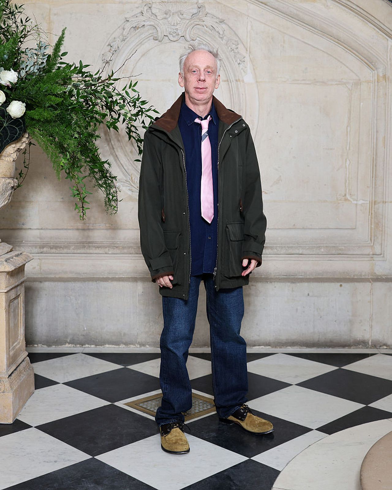 <p>Майк Уайт&nbsp;<br />
<br />
Парижката седмица на модата представи най-новите писъци на котюр облеклото - от ефирни и рокли на подиума до ...модни катастрофи сред звездните гости. Най-известните избраха визии по-подходящи за ходене до магазина, пух, пера, и крещящи комбинации.</p>