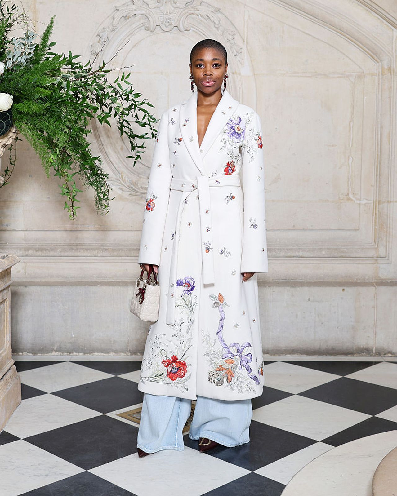 <p>Рейчъл Джоунс&nbsp;<br />
<br />
Парижката седмица на модата представи най-новите писъци на котюр облеклото - от ефирни и рокли на подиума до ...модни катастрофи сред звездните гости. Най-известните избраха визии по-подходящи за ходене до магазина, пух, пера, и крещящи комбинации.</p>