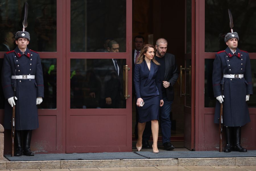 Председателят на 51-вото Народно събрание Рая Назарян пристигна на „Дондуков“ 2 за среща с президента Илияна Йотова в рамките на конституционната процедура по назначаване на служебно правителство. Срещата между двете ще бъде закрита.