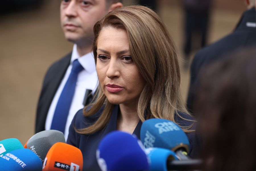 Председателят на 51-вото Народно събрание Рая Назарян пристигна на „Дондуков“ 2 за среща с президента Илияна Йотова в рамките на конституционната процедура по назначаване на служебно правителство. Срещата между двете ще бъде закрита.