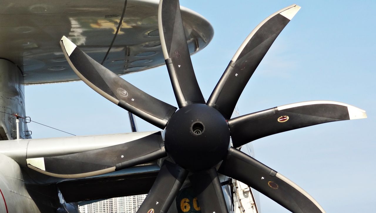 Гигантският летящ самолетоносач на Китай: Какво се знае