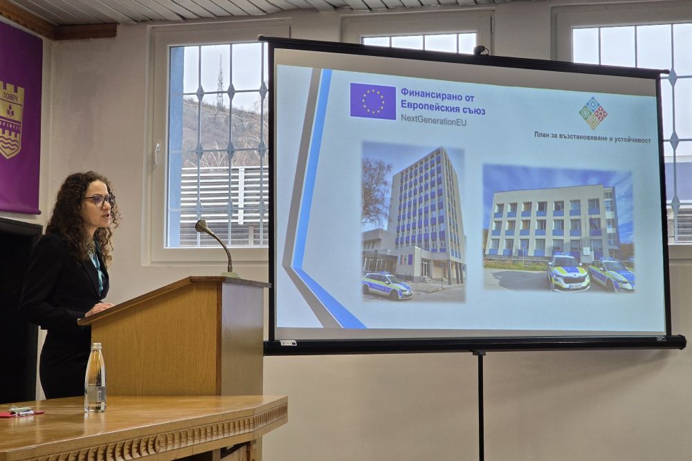 <p><a class="gie-single" href="https://www.gettyimages.com/detail/2258275046" id="h7_kuucrSApx-xYeXjeNvg" style="color:#a7a7a7;text-decoration:none;font-weight:normal !important;border:none;display:inline-block;" target="_blank">Embed from Getty Images</a><script>window.gie=window.gie||function(c){(gie.q=gie.q||[]).push(c)};gie(function(){gie.widgets.load({id:'h7_kuucrSApx-xYeXjeNvg',sig:'idz1rRvSQ7mZ565Z_CumHq9vK4mp4k7VJwCKpNTprNA=',w:'396px',h:'594px',items:'2258275046',caption: true ,tld:'com',is360: false })});</script><script src='//embed-cdn.gettyimages.com/widgets.js' charset='utf-8' async></script></p>

<p>Теяна Тейлър, на 35 години, се превърна в сензация с прозрачен дантелен комплект и диамантена тиара на шоуто Schiaparelli Haute Couture пролет/лято 2026 г в понеделник, 26 януари.</p>