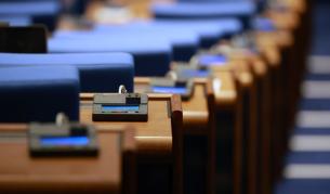 Депутатите разпределиха местата си в пленарната зала, бюджетът остава приоритет №1