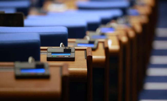 Депутатите разпределиха местата си в пленарната зала, бюджетът остава приоритет №1