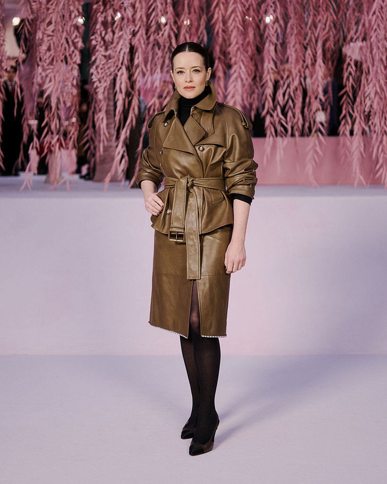 <p><strong>Клеър Фой</strong></p>

<p>Звездата от &bdquo;Короната&ldquo; Клеър Фой беше забелязана да напуска ревюто на Chanel, подготвена за парижкото време. Актрисата носеше кожен тренчкот в цвят мока, елегантно пристегнат в талията.</p>