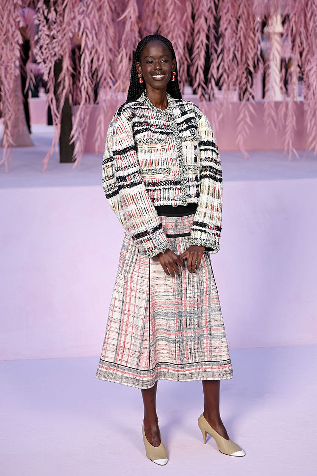 <p><strong>Рамата-Туле Си</strong></p>

<p>Режисьорката Рамата-Туле Си бе сред уважаваните фигури от киното, позирали пред розово облечените декори на ревюто на Chanel. Тя заложи на класическите кодове на модната къща, избирайки бомбър рокля от букле с миди пола в тонове на кремаво, розово и черно.</p>