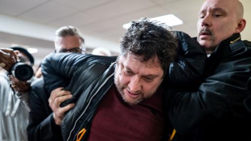 Екшън на живо: Мъж атакува Илхан Омар със спринцовка, тя отказа да спре речта си