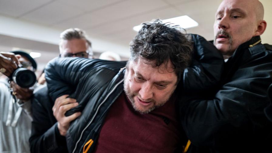 Екшън на живо: Мъж атакува Илхан Омар със...