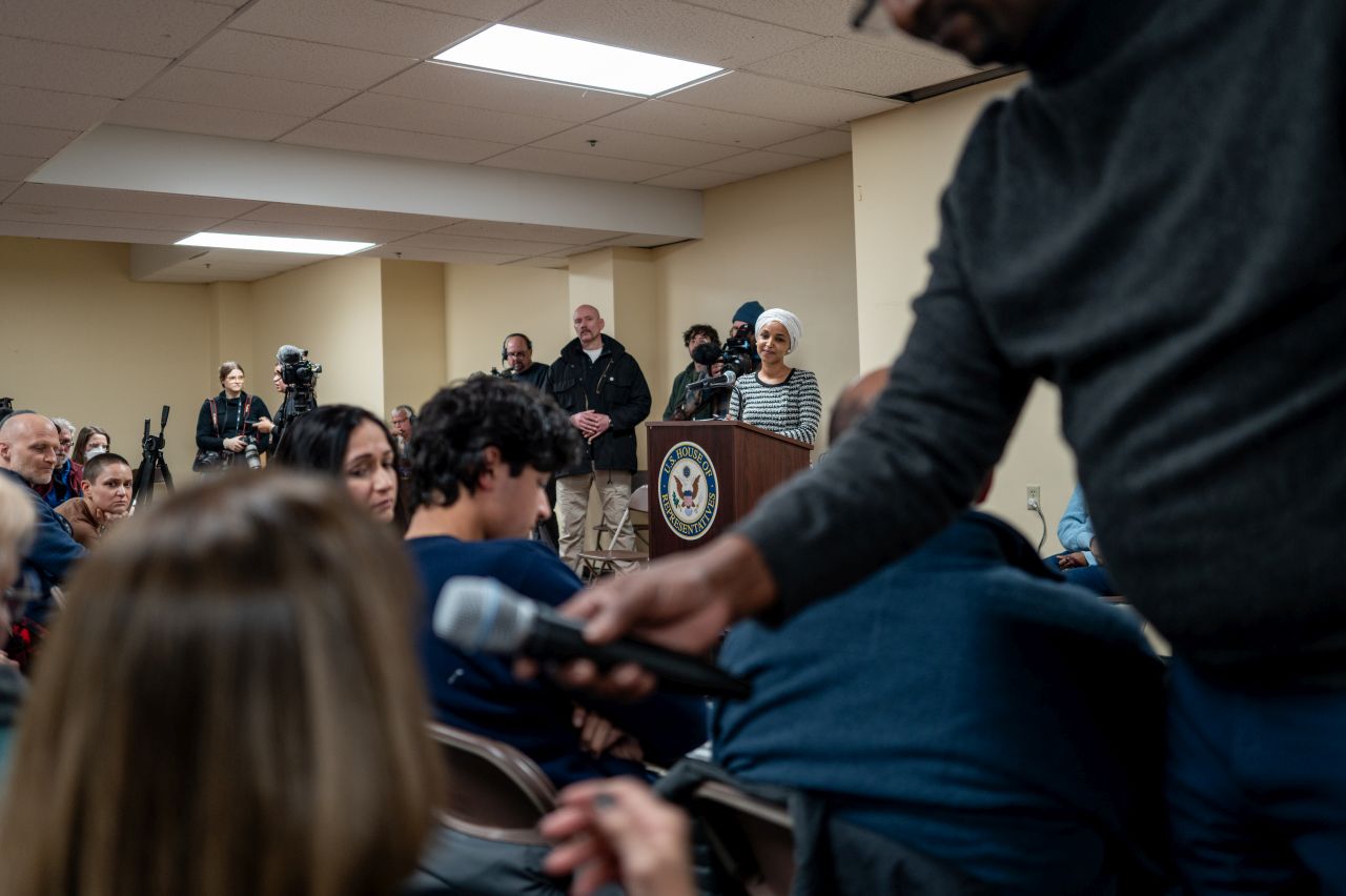 <p>Никакъв страх: Илхан Омар продължи речта си дори след като беше залята с киселинна течност пред очите на стотици свидетели.</p>