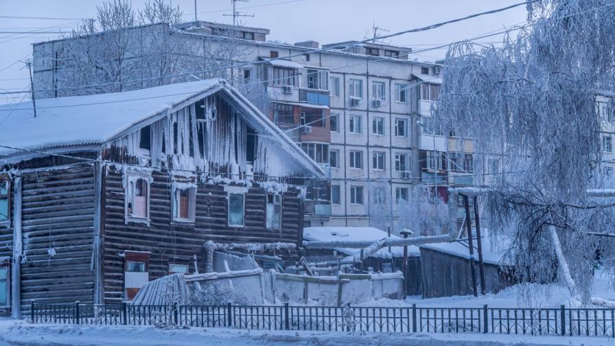 Построен върху лед: Градът, където земята се топи под домовете на хората