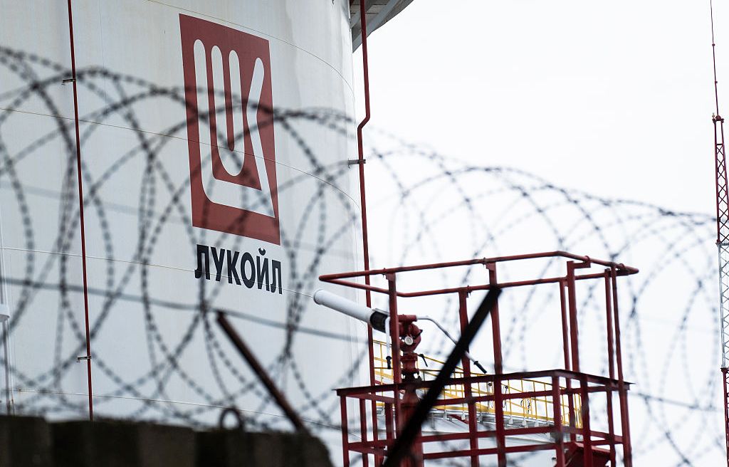 Зад кулисите на сделката за $ 22 милиарда: Как САЩ и Carlyle слагат край на 26-годишното руско влияние в България