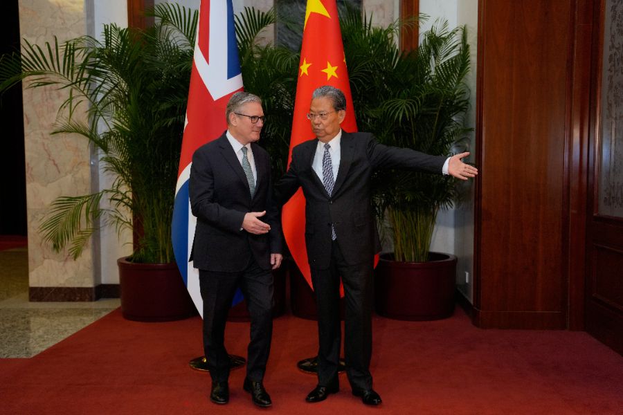 <p>Стармър е на визита в Китай до 31 януари, придружаван от голяма бизнес делегация. Освен китайската столица той ще посети и Шанхай. Това е първо посещение на британски премиер в Пекин от 2018 г. &ndash; за последно пътуване до Китай предприе Тереза Мей.</p>