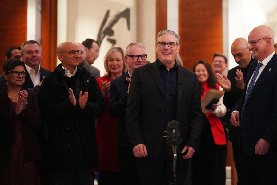 <p>Стармър е на визита в Китай до 31 януари, придружаван от голяма бизнес делегация. Освен китайската столица той ще посети и Шанхай. Това е първо посещение на британски премиер в Пекин от 2018 г. &ndash; за последно пътуване до Китай предприе Тереза Мей.</p>