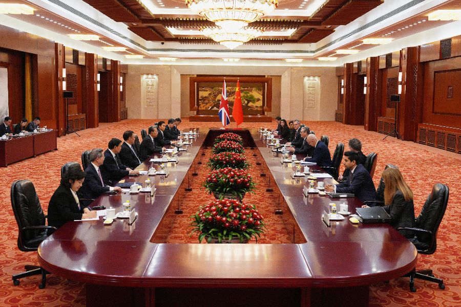 <p>Стармър е на визита в Китай до 31 януари, придружаван от голяма бизнес делегация. Освен китайската столица той ще посети и Шанхай. Това е първо посещение на британски премиер в Пекин от 2018 г. &ndash; за последно пътуване до Китай предприе Тереза Мей.</p>