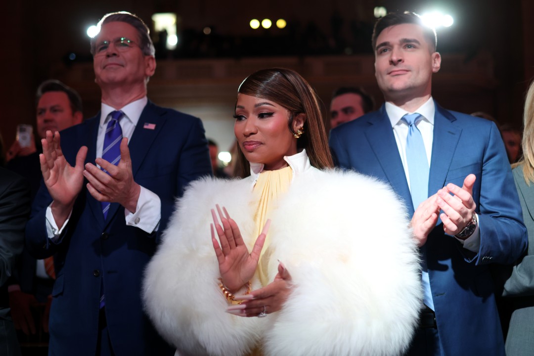 <p>Минаж и Тръмп станаха сензация в интернет, след като бяха снимани да се държат за ръце на срещата на върха на Министерството на финансите на САЩ. Рапърката също така се нарече &bdquo;най-голямата фенка&ldquo; на Тръмп.</p>