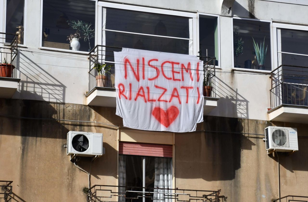 <p>Част от италианския град Нишеми виси опасно на ръба на скала, след като масивно свлачище, предизвикано от циклона Хари, отвори гигантска пропаст, погълнала сгради и заплашваща да изтрие историческия център на града. Свлачището в град Нишеми се случи в неделя, 25 януари, предизвикано отчасти от интензивния дъжд от циклона Хари</p>