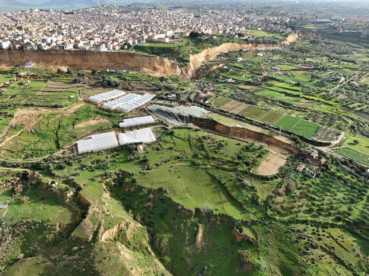 <p>Част от италианския град Нишеми виси опасно на ръба на скала, след като масивно свлачище, предизвикано от циклона Хари, отвори гигантска пропаст, погълнала сгради и заплашваща да изтрие историческия център на града. Свлачището в град Нишеми се случи в неделя, 25 януари, предизвикано отчасти от интензивния дъжд от циклона Хари</p>