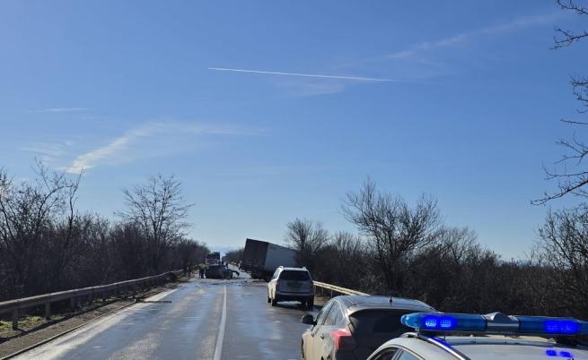 Обвиниха шофьора на тира от катастрофата, убила бившия кмет на Червен бряг