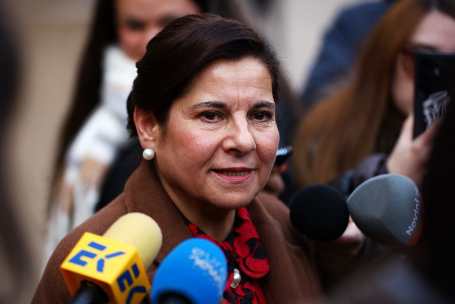 <p>Заместник-председателят на Сметната палата Силвия Къдрева заяви, че е готова да бъде служебен премиер. &bdquo;Не бягам от отговорност&ldquo;, каза пред журналисти тя след срещата си с президента Илияна Йотова в рамките на конституционната процедура по назначаване на служебно правителство.</p>