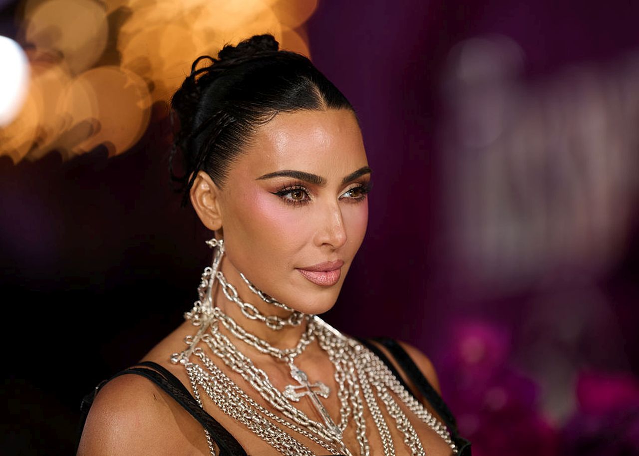 <p><b data-index-in-node="0" data-path-to-node="1,6,0">Ким Кардашиян (Kim Kardashian):</b> Риалити звездата е в немилост пред Маранело, тъй като през 2011 г. прие като сватбен подарък чисто ново Ferrari от известен малайзийски измамник, по-късно разследван за финансови престъпления.</p>