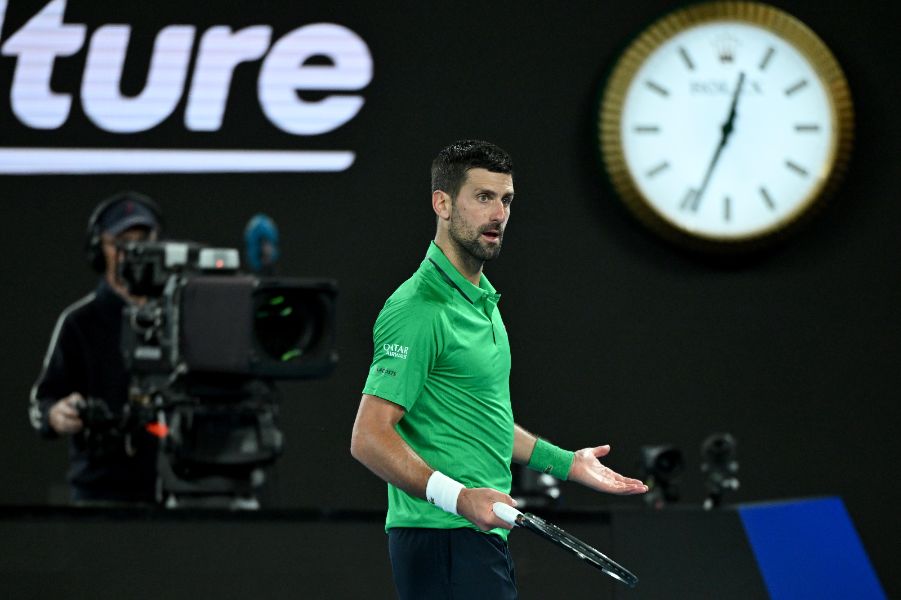 <p>Сръбският ветеран Новак Джокович направи почти немислимото, като обърна световния номер 2 Яник Синер с 3:6, 6:3, 4:6, 6:4, 6:4 за четири часа и 9 минути игра на Откритото първенство на Австралия по тенис.</p>