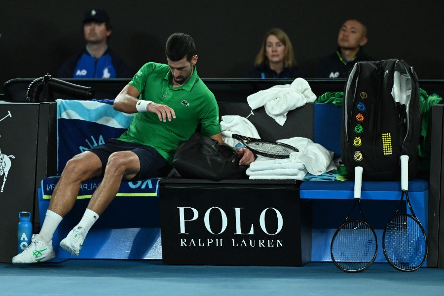 <p>Сръбският ветеран Новак Джокович направи почти немислимото, като обърна световния номер 2 Яник Синер с 3:6, 6:3, 4:6, 6:4, 6:4 за четири часа и 9 минути игра на Откритото първенство на Австралия по тенис.</p>