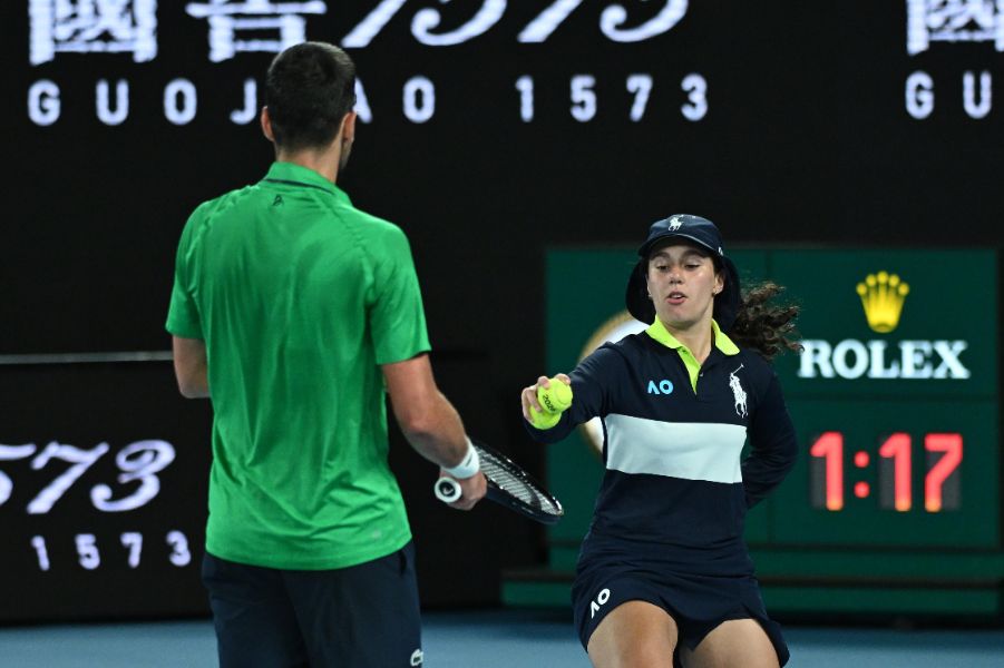 <p>Сръбският ветеран Новак Джокович направи почти немислимото, като обърна световния номер 2 Яник Синер с 3:6, 6:3, 4:6, 6:4, 6:4 за четири часа и 9 минути игра на Откритото първенство на Австралия по тенис.</p>