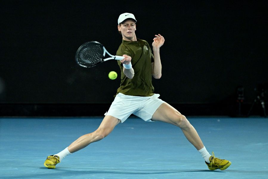 <p>Сръбският ветеран Новак Джокович направи почти немислимото, като обърна световния номер 2 Яник Синер с 3:6, 6:3, 4:6, 6:4, 6:4 за четири часа и 9 минути игра на Откритото първенство на Австралия по тенис.</p>