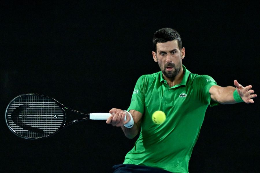 <p>Сръбският ветеран Новак Джокович направи почти немислимото, като обърна световния номер 2 Яник Синер с 3:6, 6:3, 4:6, 6:4, 6:4 за четири часа и 9 минути игра на Откритото първенство на Австралия по тенис.</p>