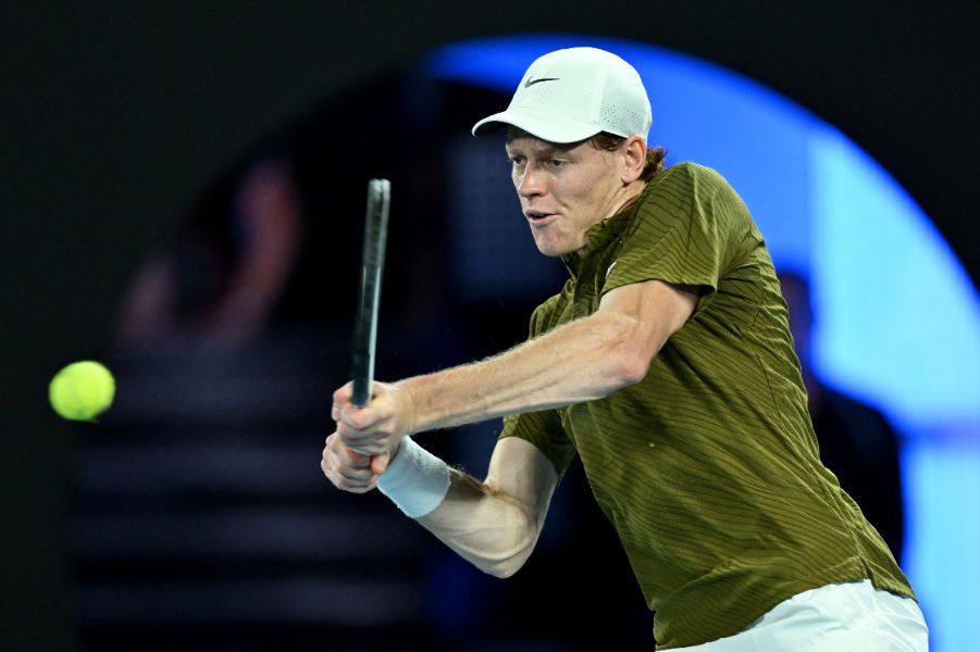 <p>Сръбският ветеран Новак Джокович направи почти немислимото, като обърна световния номер 2 Яник Синер с 3:6, 6:3, 4:6, 6:4, 6:4 за четири часа и 9 минути игра на Откритото първенство на Австралия по тенис.</p>