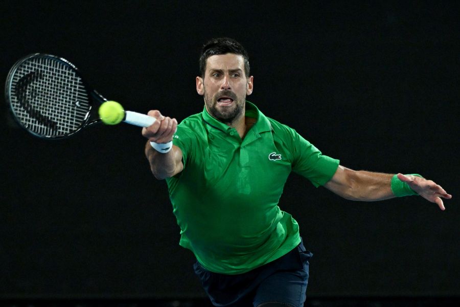 <p>Сръбският ветеран Новак Джокович направи почти немислимото, като обърна световния номер 2 Яник Синер с 3:6, 6:3, 4:6, 6:4, 6:4 за четири часа и 9 минути игра на Откритото първенство на Австралия по тенис.</p>