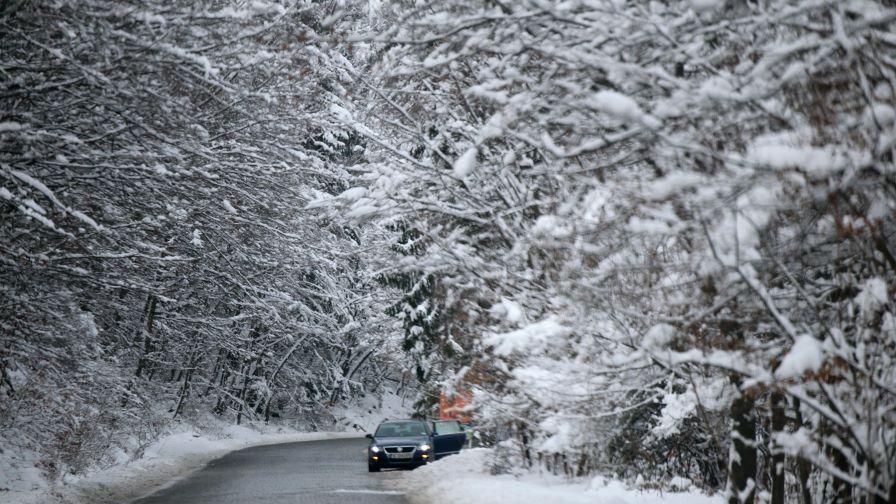 След обилния снеговалеж: Каква е обстановката по пътищата в страната