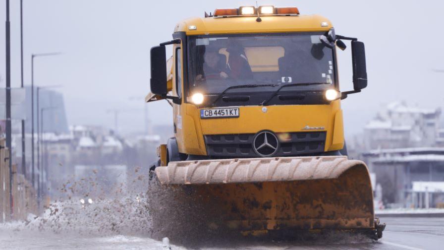 118 снегорина чистят пътните артерии в София