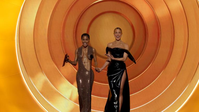 Най-скандалните визии от червения килим на „Грами“ 2026 (СНИМКИ)