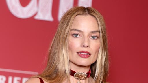 Марго Роби покори червения килим със 100-каратова огърлица в Париж